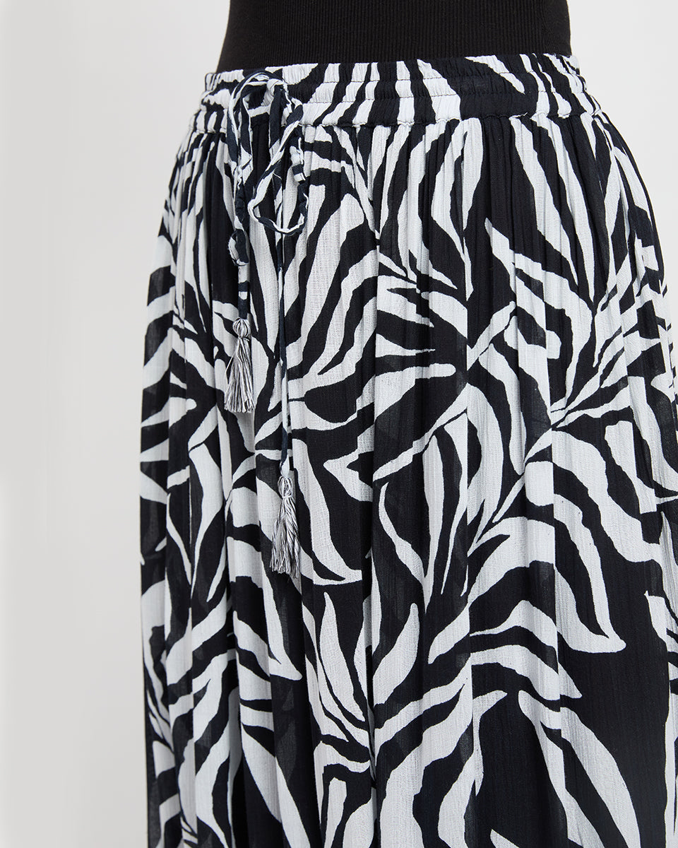 Black And White Leaf Print Poly Knit Rayon Skirt For Women